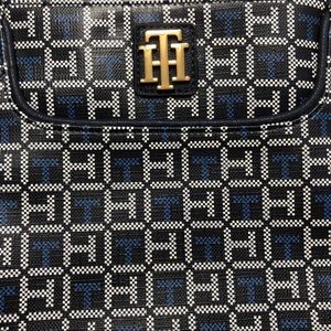Tommy Hilfiger Bags - 3/$25🌵 Tommy Hilfiger Crossbody Purse Tommy Hilfiger Bags - 3/$25🌵 Tommy Hilfiger Crossbody Purse